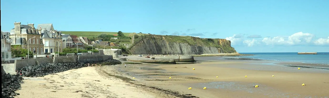La plage d’Arromanches et les vestiges du port artificiel