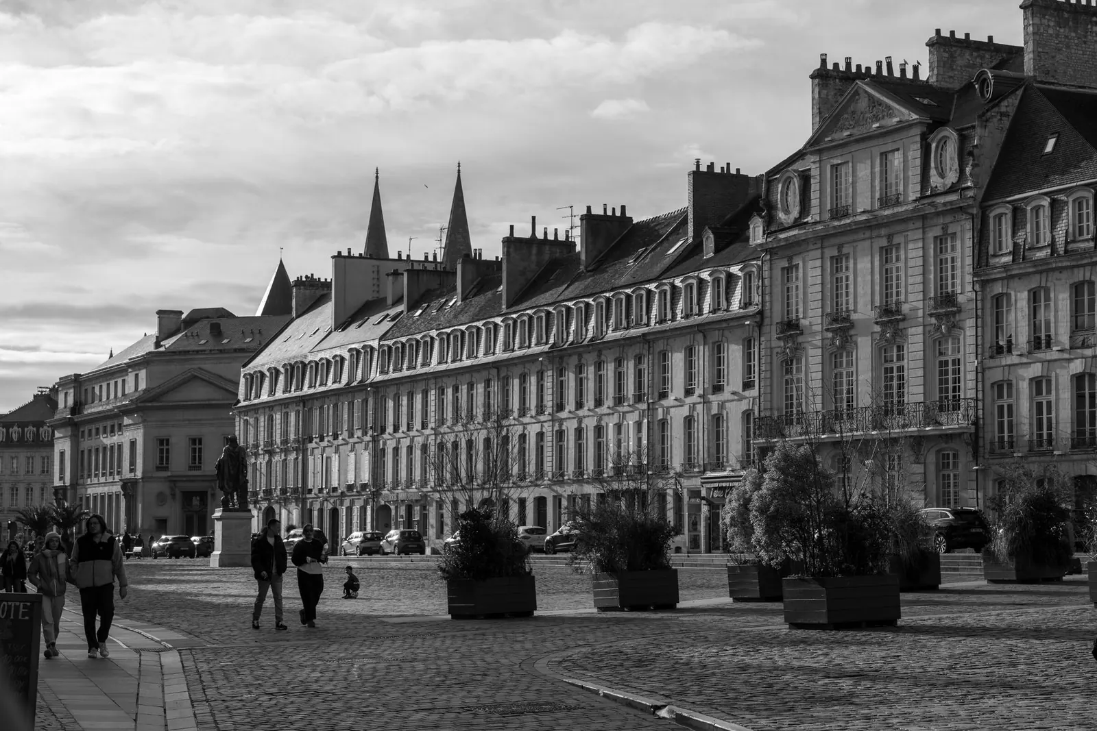Une place et les façades historiques de Caen, photographiées en noir et blanc