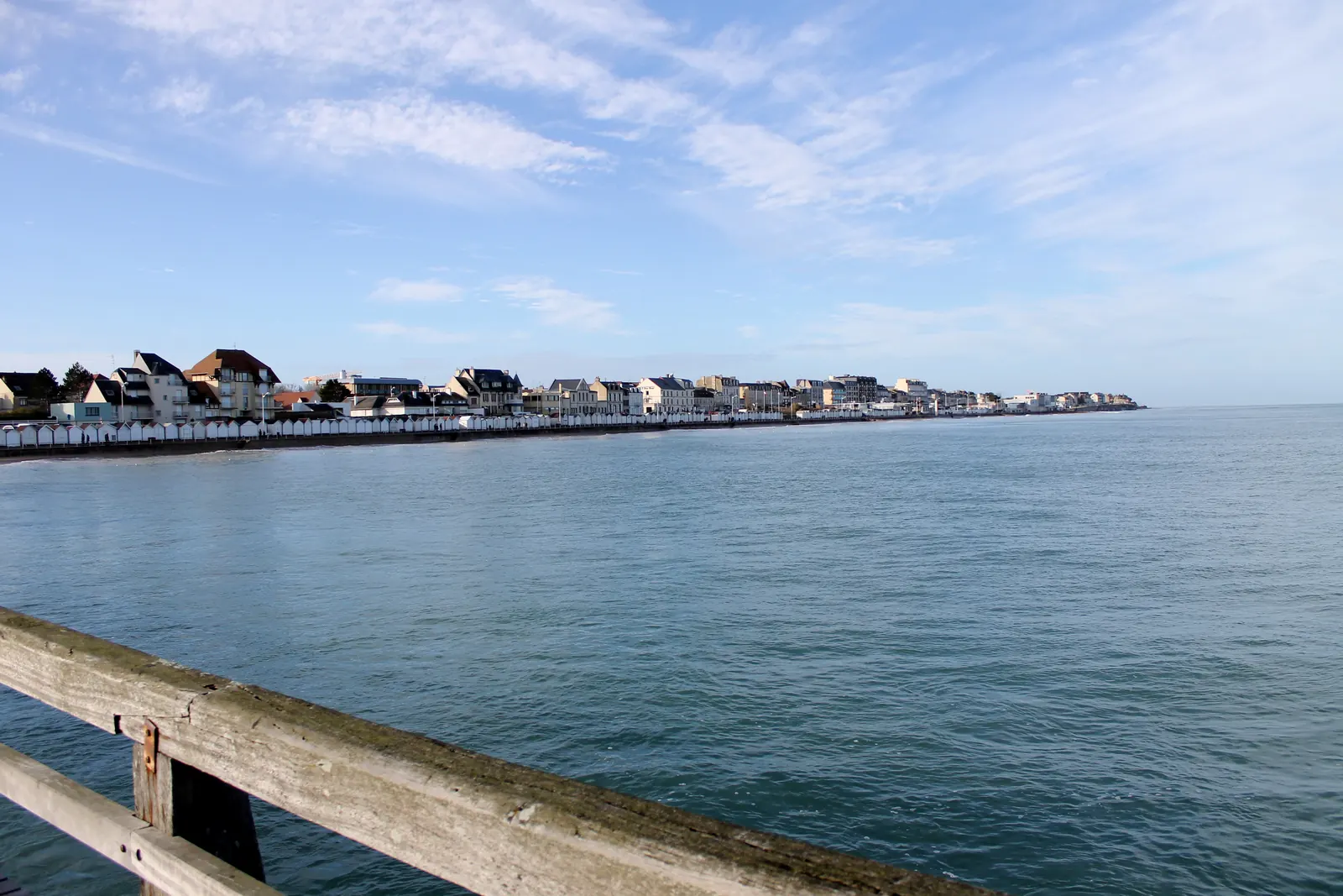 Le front de mer de Luc-sur-Mer vu depuis la jetée