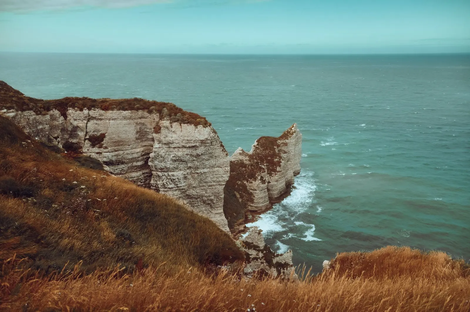 Les falaises de craie d’Étretat au-dessus de la Manche