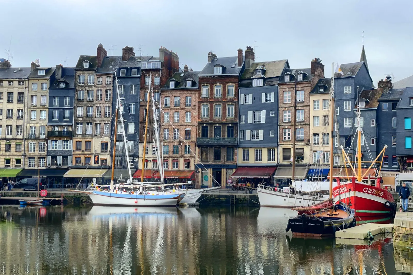 Les voiliers et les façades du Vieux Bassin de Honfleur