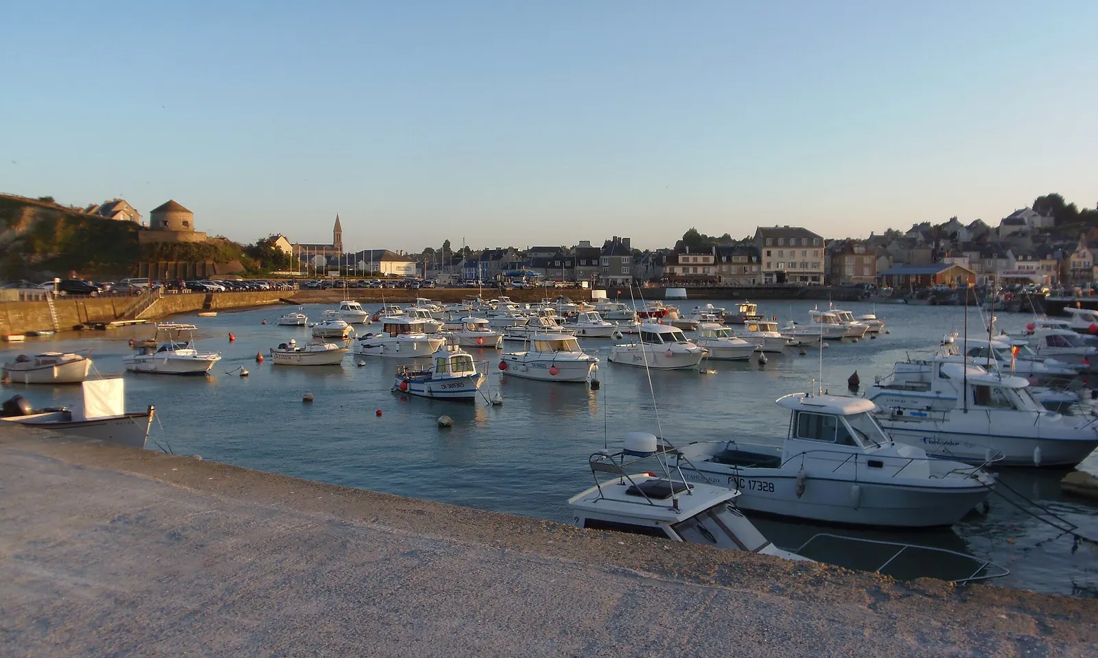 Le bourg de Port-en-Bessin vu depuis son port