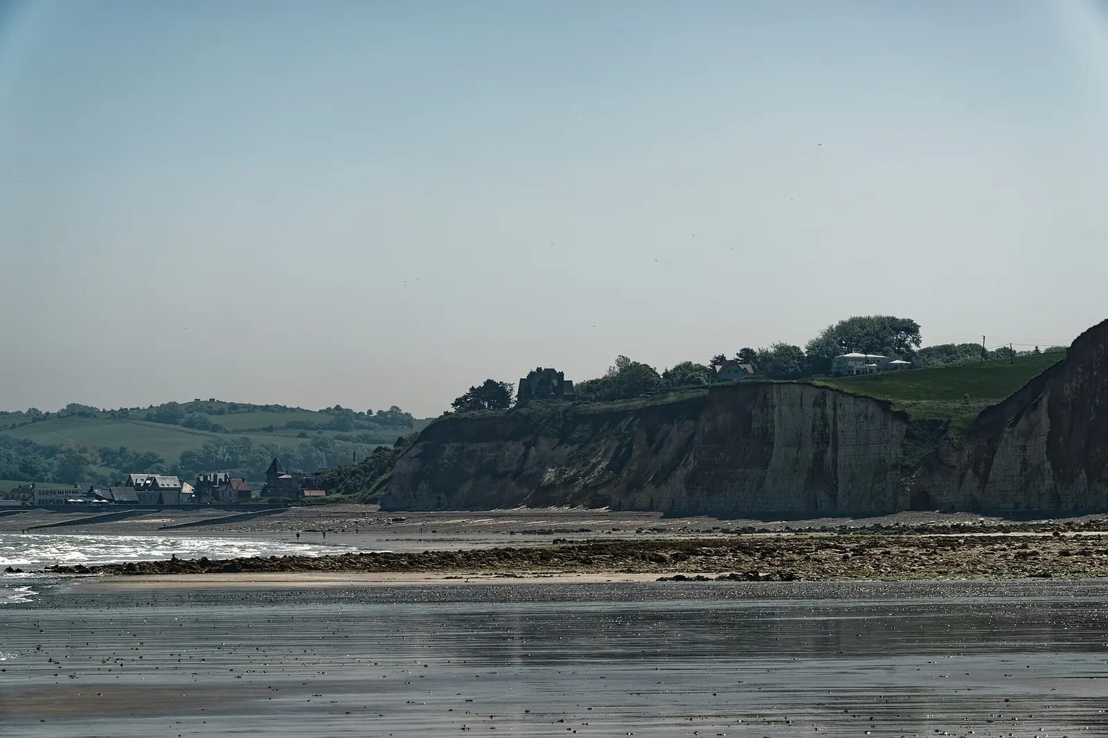 Les falaises depuis la plage de la gorge du Petit Ailly